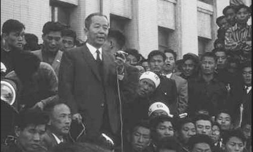 4·19혁명을 하루 앞둔 1960년 4월 18일 유진오 당시 고려대 총장이 옛 국회의사당(현 서울시의회) 앞에서 시위 중인 학생들에게 자진 해산을 설득하고있다. 고려대 한국사연구소 제공