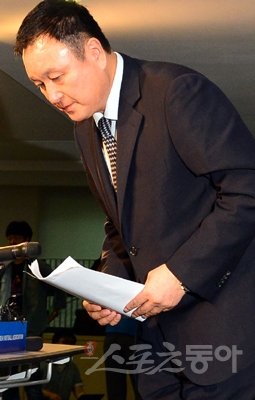 대한축구협회 허정무 부회장이 3일 서울 종로구 신문로 축구회관에서 기자회견을 마친 뒤 인사하고 있다. 대한축구협회는 이날 축구국가대표팀 홍명보 감독의 재신임을 공식화했다. 박화용 기자 inphoto@donga.com 트위터@seven7sola