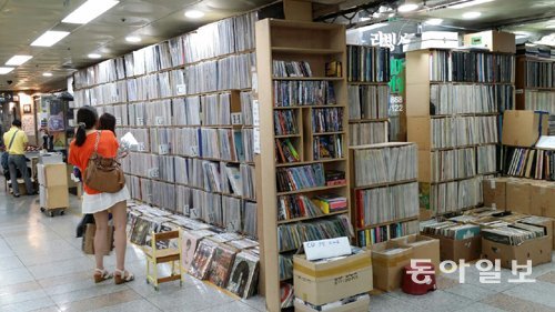 도서관 책장을 연상시키는 서울 중구 회현지하상가의 레코드판 상점 앞 모습. 1990년대 CD가 등장하면서 이제 LP판은 찾아보기 힘든 ‘옛 물건’이 됐지만 이곳에선 여전히 인기 상품이다. 장선희 기자 sun10@donga.com
