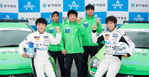 ‘채널A동아일보 레이싱팀’이3일 오전인천송도국제도시도시서킷에서출정식을열고포즈를취하고있다. 왼쪽부터 석동빈 단장, 조기세 정비담당, 이문성 감독, 박순홍 기술팀장, 전인호 선수. 채널A·동아일보 레이싱팀 제공