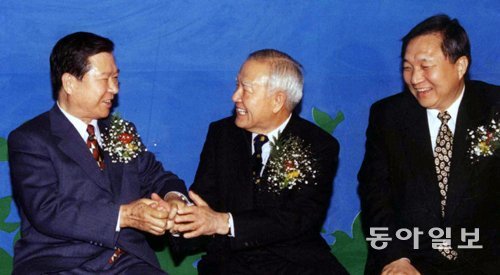 1996
년 3월 이해찬 의원 후원회 행사에 참석한 김대중 새정치국민회의 총재(왼쪽)와 조순 서울시장(가운데). DJ는 이해찬과 정대철 
의원(오른쪽)을 각각 선거대책본부장과 위원장으로 보내 조순 시장 선거를 돕게 했었다.권노갑은 조순 영입에서 당내 경선, 그리고 
선거자금까지 ‘막후 코디네이터’를 맡았다. 동아일보DB