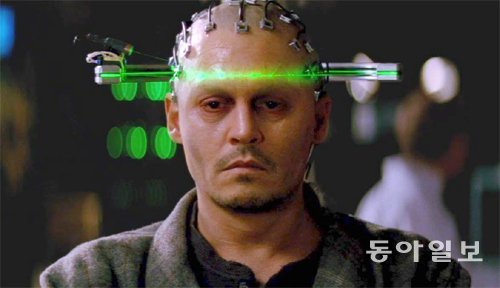 영화 ‘트랜센던스’에서 주인공 뇌의 전기신호를 컴퓨터로 전송하는 장면. 두 책은 뇌 과학을 둘러싼 사회적 영향력을 ‘뉴로섹시즘’과 ‘뉴로마케팅’이란 개념을 통해 설명하고 있다. 동아일보DB