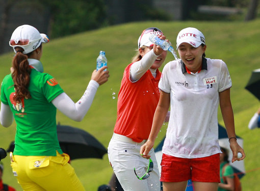 김효주(오른쪽)가 6일 중국 웨이하이에서 열린 KLPGA투어 금호타이어여자오픈에서 우승을 차지한 뒤 동료들의 축하를 받고 있다. 김효주는 시즌 2승째를 챙기며 ‘김효주 시대’의 개막을 알렸다. 사진제공｜KLPGA