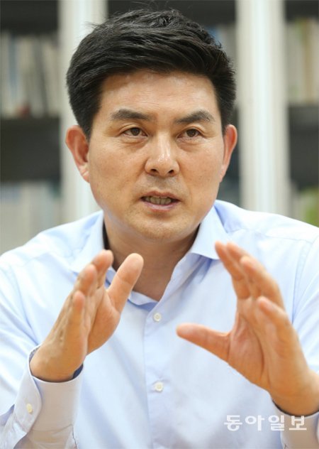 김태호 의원은 3일 대권 도전 의사를 묻는 질문에 “농민이 씨를 뿌리고 땀을 흘리듯이 뚜벅뚜벅 가겠다”고 답했다. 변영욱 기자 cut@donga.com