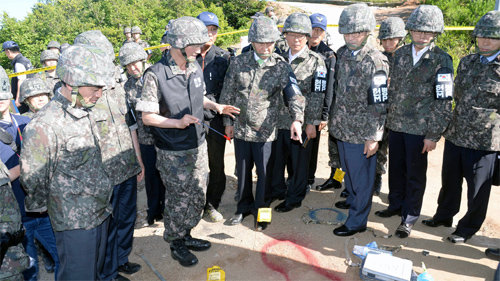 GOP 방문한 국방위 의원들 국회 국방위원회 소속 의원들이 7일 오후 최근 총기난사 사건이 발생한 강원
 고성군 육군22사단 일반전방소초(GOP)를 방문해 수사본부장인 임석현 대령(왼쪽에서 세 번째 조끼 입은 사람)으로부터 당시 
상황을 보고 받고 있다. 고성=국회사진기자단