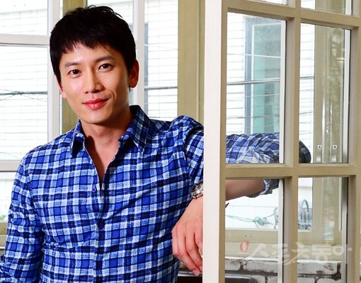 지성은 지난해 9월 동료 연기자 이보영과 결혼한 뒤 “여유가 생겼다”고 했다. “아내와 평범한 일상을 보내고 싶다”고 말하는 그이지만 주연영화 ‘좋은 친구들’에서는 결코 평범하지 않은 이야기를 풀어냈다. 박화용 기자 inphoto@donga.com 트위터@seven7sola