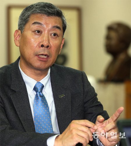 인천 아시아경기에 참가하는 선수들 입맛을 책임지는 신희호 아모제 회장. 최혁중 기자 sajinman@donga.com