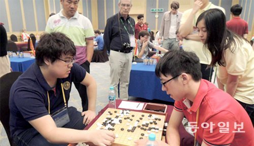 위태웅 아마 7단(왼쪽)이 8일 세계아마바둑 선수권대회 6라운드에서 1위를 달리던 중국의 왕뤄란 아마 6단에게 불계승을 거두고 복기하는 모습. 이로써 5승 1패자가 6명이 나왔다.