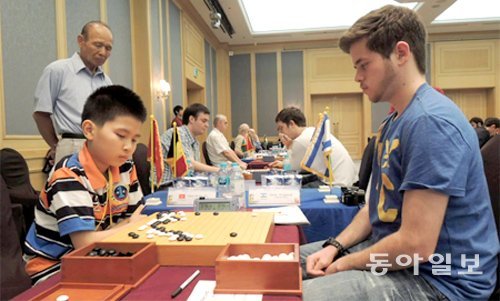 한국에 바둑 유학을 온 베트남 소년 보녁밍 아마 2단(왼쪽)이 8일 이스라엘의 프라그만 아미르 아마 4단(22)과 대국하는 모습. 보녁밍은 패했다. 경주=윤양섭 기자 lailai@donga.com