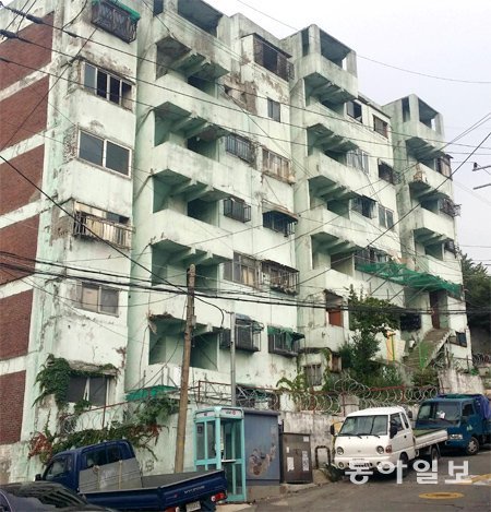 붕괴 가능성이 높다는 판단에 따라 다음 달 철거를 앞둔 서울 시내의 한 아파트. 동아일보DB