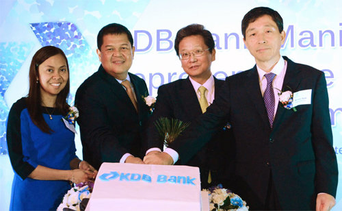 9일 필리핀 마닐라에서 열린 KBD산업은행 사무소 개소식에서 류희경 산업은행 수석부행장(오른쪽에서 두 번째), 이혁 주필리핀 대사(오른쪽) 등이 기념 케이크를 자르며 축하하고 있다. KDB산업은행 제공