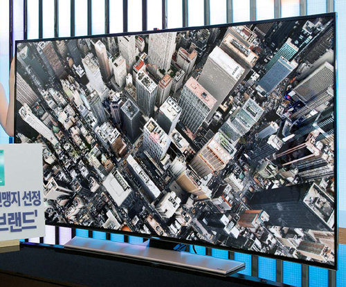 유럽과 미국 등 해외 선진국의 주요 언론과 소비자 평가에서 최근 잇따라 호평을 받은 삼성 커브드 초고화질(UHD) TV 65인치 모델. 삼성전자 제공
