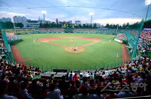 한국의 쿠어스필드 청주구장. 가운데 펜스까지의 거리가 다른 구장에 비해 짧은데다 외야가 내야보다 낮아 많은 홈런이 나오는 경기장이다. 물론 잘 던지는 투수는 예외다. 8일 이번 시즌 들어 처음 열린 청주 넥센-한화전에 많은 팬들이 찾아 경기를 지켜보고 있다. 청주｜김민성 기자 marineboy@donga.com 트위터@bluemarine007