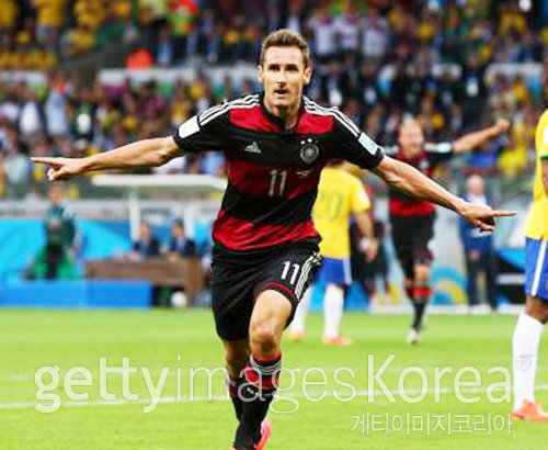 독일의 미로슬라프 클로제가 2014 브라질 월드컵 4강전에서 전반 23분 브라질을 상대로 골을 넣은 뒤 세리머니를 펼치고 있다. 클로제는 이 골로 월드컵 개인 통산 16골로 역대 최다골 기록을 세웠다. 벨루오리존치=GettyImages 멀티비츠