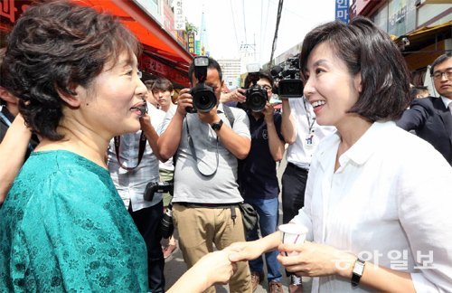 시민들과 인사 새누리당 나경원 전 의원(오른쪽)이 10일 오후 서울 동작구 사당동 남성시장에서 7·30 재·보궐선거 서울 동작을 출마 선언을 한 뒤 시민들과 인사를 나누고 있다. 김미옥 기자 salt@donga.com