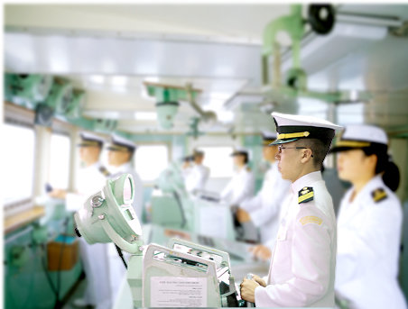 해양경찰학과 학생들이 한국해양대 해양실습선인 한바다호에서 항해술 실습을 하고 있다.