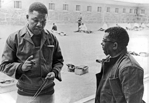 아프리카의 위대한 지도자 넬슨 만델라(왼쪽)가 1964년 로벤 섬에서 평생 친구인 월터 시술루와 이야기를 나누고 있다. 만델라는 그해 반정부 무장폭동에 관여했다는 이유로 종신형을 선고받았다. 휴머니스트 제공