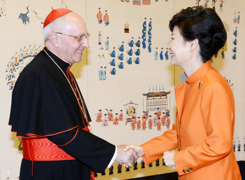 박근혜 대통령은 2013년 10월 2일 청와대에서 페르난도 필로니 교황청 인류복음화성 장관(추기경)을 접견하고 교황의 선물인 프란치스코 성인상을 전달받았다. 청와대사진기자단