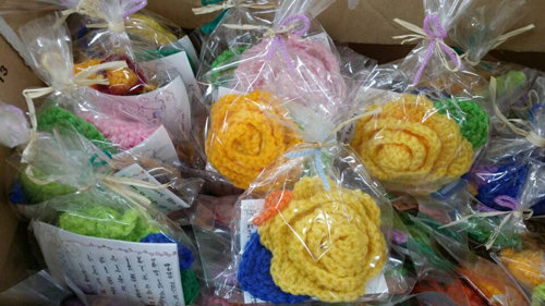 익명의 일본인 할머니가 세월호 희생자들을 위로하기 위해 보낸 손편지 250통과 장미 모양 손뜨개 수세미 250개. 외교부 제공