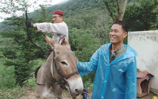 도시를 떠나온 조영운(오른쪽) 씨는 가족과도 같은 당나귀와 함께 하루를 보낼 때 가장 행복하다고 말한다. 사진제공｜채널A