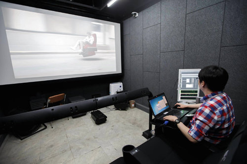서울 종로구 경운동에 위치한 CJ 4D플렉스 상영관에서 이승렬 에디터가 4D 효과 작업을 하고 있다. CGV제공