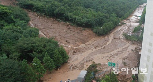 2011년 7월 27일 우면산에서 흘러내린 토사가 도로에 흘러넘치고 인근 아파트에도 쏟아져 들어갔다. 동아일보DB