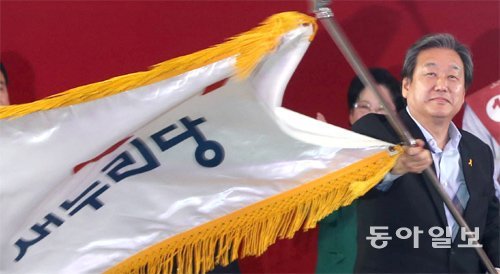 “朴정부 성공 위해 온몸 바치겠다” 14일 서울 송파구 잠실실내체육관에서 열린 새누리당 전당대회에서 
압승을 거둔 김무성 신임 당 대표가 새누리당 당기를 흔들며 승리를 선언하고 있다. 김 대표의 승리로 ‘대통령 친정체제’로 불리던 
당청 관계에 대대적인 변화가 예상된다. 김 대표는 전당대회 기간 내내 “할 말은 하는 여당”을 외쳤다. 변영욱 기자 
cut@donga.com