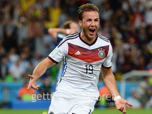 독일의 마리오 괴체가 2014 브라질 월드컵 아르헨티나와의 결승전에서 연장 후반 8분 결승골을 넣은 뒤 기뻐하고 있다. 괴체는 결승전에서 후반 43분 미로슬라프 클로제 대신 투입돼 팀에 우승컵을 안겼다. 리우데자네이루=GettyImages 멀티비츠