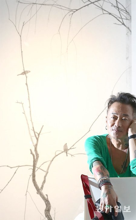 “사진으로 뭘 추구하느냐고? 좋아하는 빗소리를 거기 담고 싶다.” 서울 중랑천 뚝방길에서 촬영해 한지에 인화한 최근작 ‘오리엔탈1’ 앞에 앉은 사진작가 김중만 씨. 전영한 기자 scoopjyh@donga.com