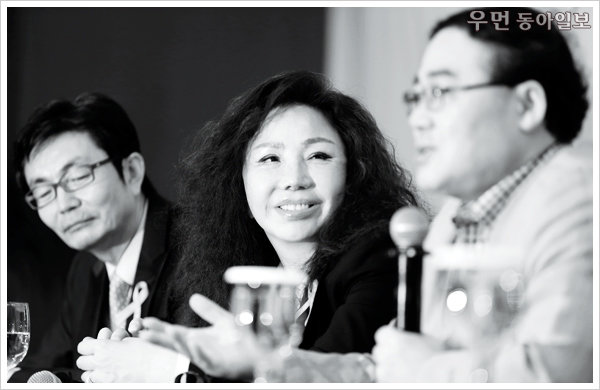 소속사 대표(왼쪽), 음악 평론가 임진모(오른쪽) 씨와 함께 컴백 기자회견에 참석한 김추자.