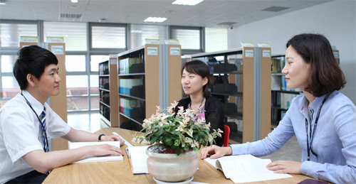 한국동서발전의 시간선택제 일자리 근로자들이 업무를 보고 있다. 이 회사는 직원들이 주당 15∼30시간 내에서 자유롭게 요일이나 근무시간을 선택해 일할 수 있게 지원하고 있다. 한국동서발전 제공