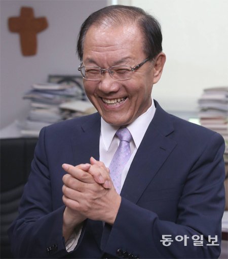 황우여 신임 사회부총리 겸 교육부 장관 후보자가 15일 국회 의원회관에서 소감을 밝히고 있다. 변영욱 기자 cut@donga.com