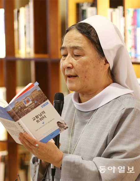 이해인 수녀가 신간 ‘교황님의 트위터’의 한 구절을 소리 내어 읽고 있다.
전영한 기자 scoopjyh@donga.com