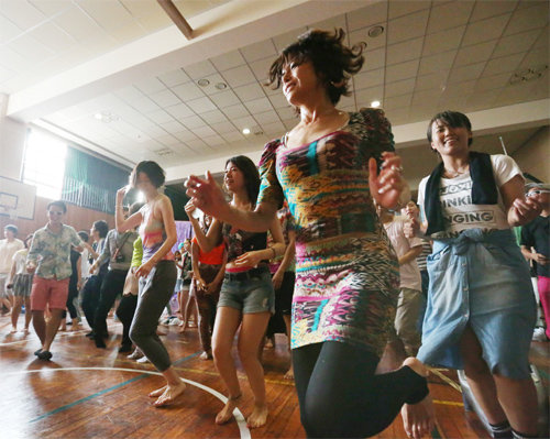 16일 오전 7시 48분에 도쿄 지요다 구의 문화시설에서 많은 일본 시민이 출근 전 클럽댄스를 즐기고 있다. 아사히신문 제공