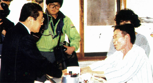 1990년 1990년 4월 최영철 당시 노동부 장관(왼쪽)이 강원 태백시 장성동 장성병원(현 태백병원)을 찾아 진폐환자를 위로하고 있다. 탄광산업이 쇠락하기 전에는 정부 관료와 정치인들이 진폐환자를 자주 찾았다. 근로복지공단 제공