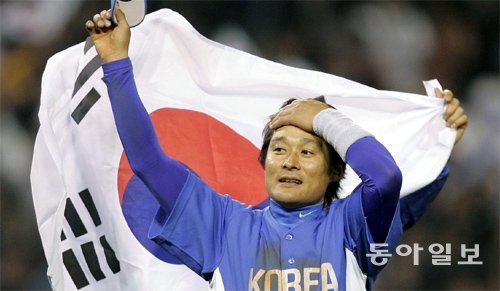 2006년 3월 열린 1회 월드베이스볼클래식 8강에서 한국이 일본을 2-1로 꺾은 뒤 당시 결승 2타점 2루타를 터뜨린 이종범이 태극기를 흔드는 선수 앞에서 환호하는 팬들에게 답례하고 있다. 동아일보DB