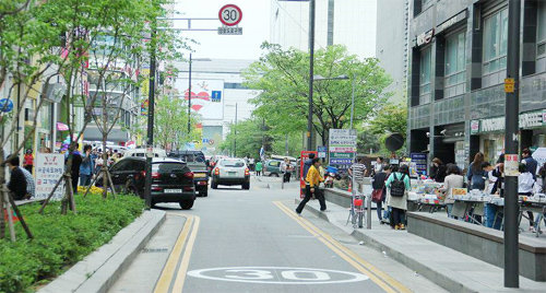 경찰이 최근 차량 속도를 시속 30km로 제한하는 표지판을 설치한 신세계백화점 주변 도로. 인천지방경찰청 제공