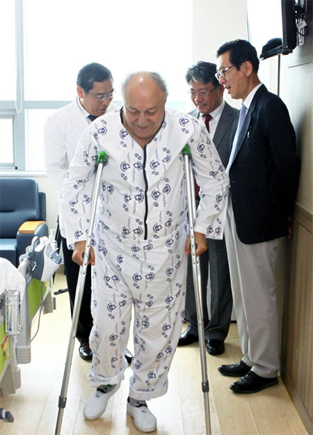 빛고을전남대병원에서 고관절 수술을 받고 회복 중인 아바코브 바체슬라프 우즈베키스탄 대통령 주치의가 입원실을 걷고 있다. 빛고을전남대병원 제공
