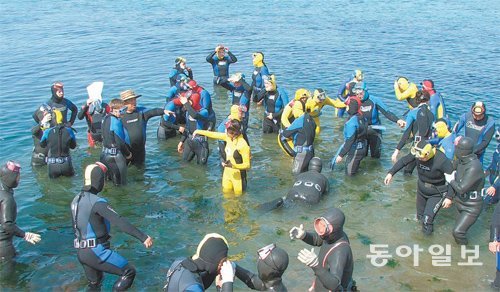 제주시 한림읍에 개설된 해녀학교에서 참가자들이 교육을 받고 있다. 이 학교는 제주해녀의 신규가입을 이끄는 창구역할을 하고 있다. 임재영 기자 jy788@donga.com