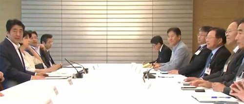 아베 신조 일본 총리(왼쪽)가 17일 도쿄의 총리관저에서 심규선 동아일보 대기자(오른쪽에서 두 번째) 등 한국 언론사 간부들과 면담하고 있다. 사진 출처 일본 총리관저 홈페이지