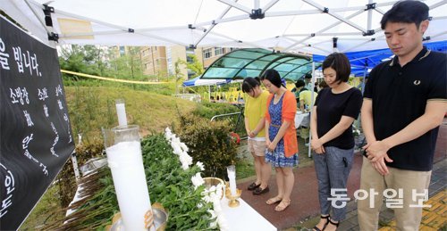 강원소방헬기가 추락한 광주 광산구 사고 현장 앞에 18일 합동분향소가 차려졌다. 사고로 순직한 소방관 5명을 추모하는 시민들의 조문 행렬이 줄을 이었다. 광주=박영철 기자 skyblue@donga.com