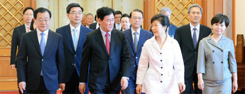 박근혜 대통령(앞줄 오른쪽)이 18일 청와대에서 최경환 경제부총리 겸 기획재정부 장관(앞줄 가운데), 이병기 국가정보원장(왼쪽) 등
 2기 내각 신임 장차관(급) 인사들에게 임명장을 수여한 뒤 환담장으로 이동하고 있다. 청와대사진기자단