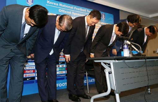 7월 10일 정몽규 대한축구협회 회장(오른쪽에서 세번째) 등이 브라질 월드컵에서 대표팀이 거둔 부진한 성적에 대해 국민에게 사과했다.