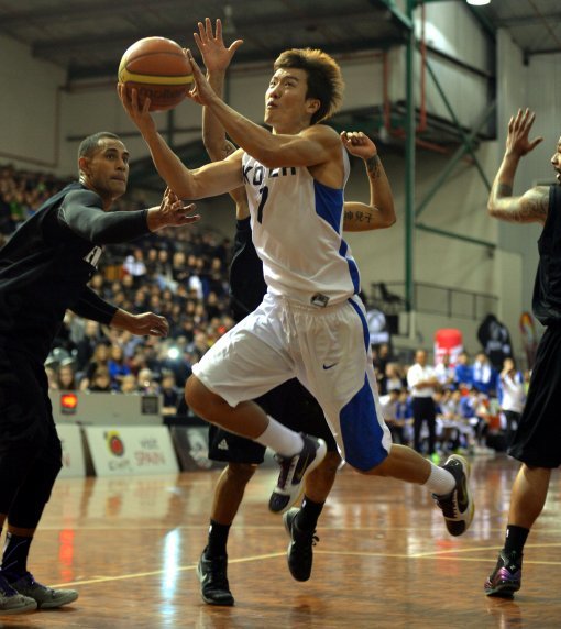 남자농구대표팀 박찬희(오른쪽)가 19일(한국시간) 오클랜드에서 얼린 뉴질랜드대표팀과의 3차 평가전에서 레이업슛을 시도하고 있다. 뉴질랜드 전지훈련을 마친 대표팀은 20일 귀국했다. 오클랜드(뉴질랜드)｜사진공동취재단