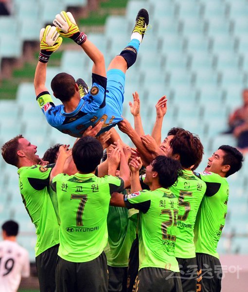 전북 선수들이 20일 전주월드컵경기장에서 열린 상주와의 홈경기 전반 17분 이동국의 선제골 직후 하프라인에 모여 골 세리머니 대신 이날 경기를 끝으로 은퇴하는 골키퍼 최은성을 헹가래치고 있다. 전주｜박화용 기자 inphoto@donga.com 트위터@seven7sola