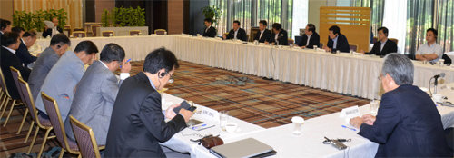 15일 오후 일본 도쿄의 뉴오타니 호텔에서 열린 일본 국회의원(오른쪽)과 한국 언론의 간담회. 양국 미디어의 문제점도 제기됐다. 일한협력위원회 제공