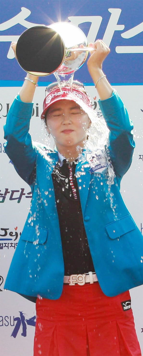 27년 내 생애 가장 시원한 샤워 20일 제주 오라CC에서 벌어진 한국여자프로골프(KLPGA)투어 삼다수 마스터스 최종라운드에서 투어 데뷔 9년 만에 감격의 첫 우승을 차지한 윤채영이 우승컵에 든 물을 머리에 붓는 세리머니로 기쁨을 만끽하고 있다. KLPGA 제공