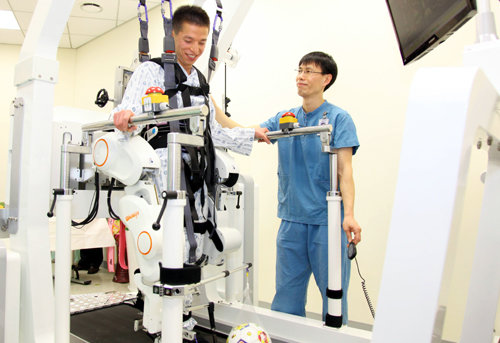 뇌경색 후유증으로 다리가 불편한 남성 환자가 서울대병원에서 로봇을 이용한 재활치료를 진행하고 있다. 서울대병원 제공