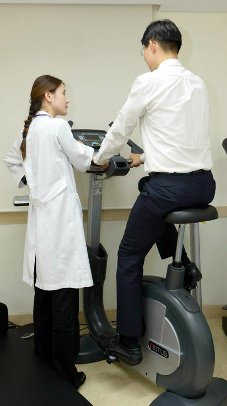당뇨병 환자의 혈당조절을 위해 운동처방사가 운동을 지도하고 있다.