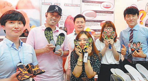 계명대 청년무역전문가양성사업단 학생들이 지난해 6월 일본 도쿄에서 열린 박람회에서 부스를 찾은 일본인과 함께 기능성 신발 마케팅 활동을 하고 있다. 계명대 제공